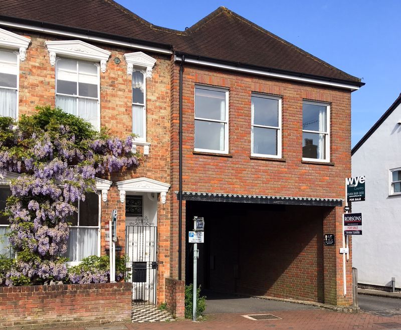 1 bed flat for sale in High Street, Great Missenden HP16, £295,000