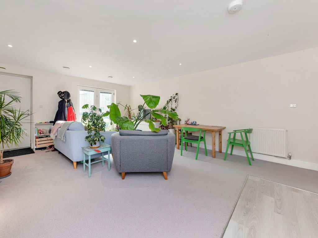 1 bed flat for sale in Milton Road, Lovell Lodge CB4, £325,000