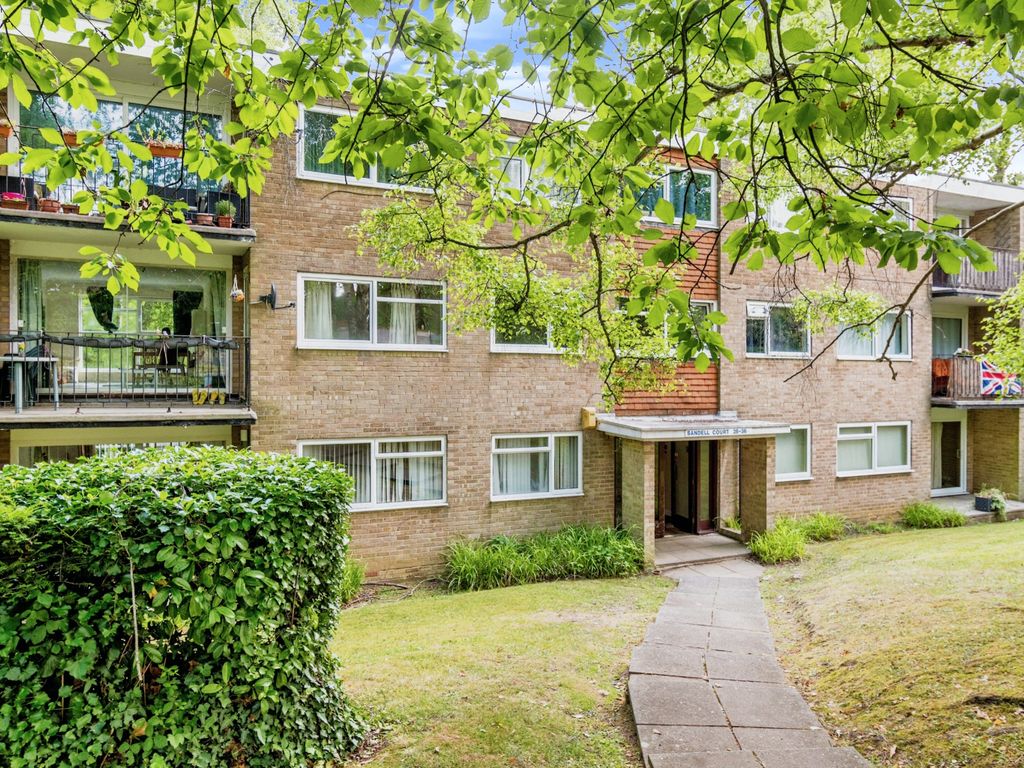 2 bed flat for sale in The Parkway, Southampton SO16, £200,000