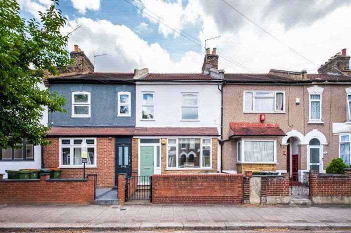 1 bed flat for sale in West Road, Stratford, London E15, £300,000