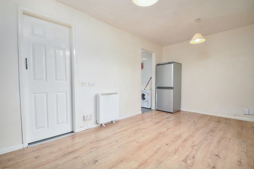 5 bed flat for sale in St. Brides Gardens, Newport NP20, £275,000