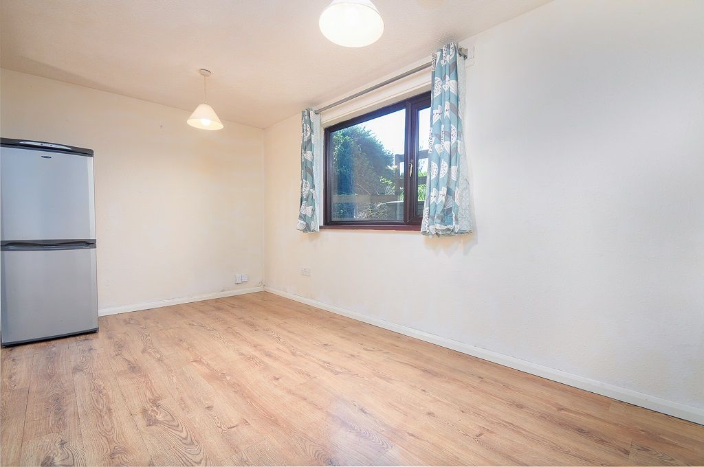 5 bed flat for sale in St. Brides Gardens, Newport NP20, £275,000