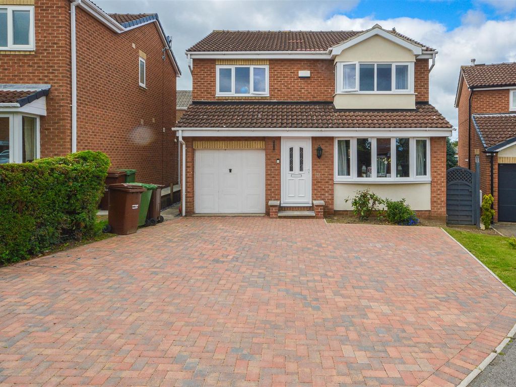 4 bed detached house for sale in Badger Close, Durkar, Wakefield WF4, £325,000