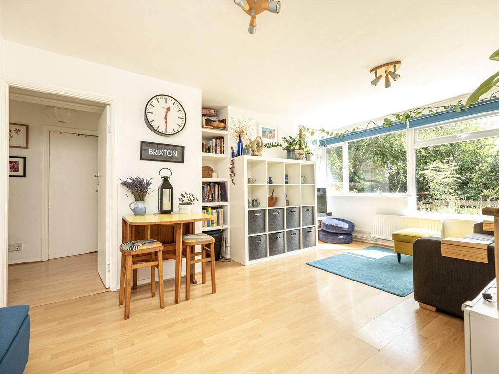 2 bed maisonette for sale in Cranleigh Gardens, London SE25, £325,000