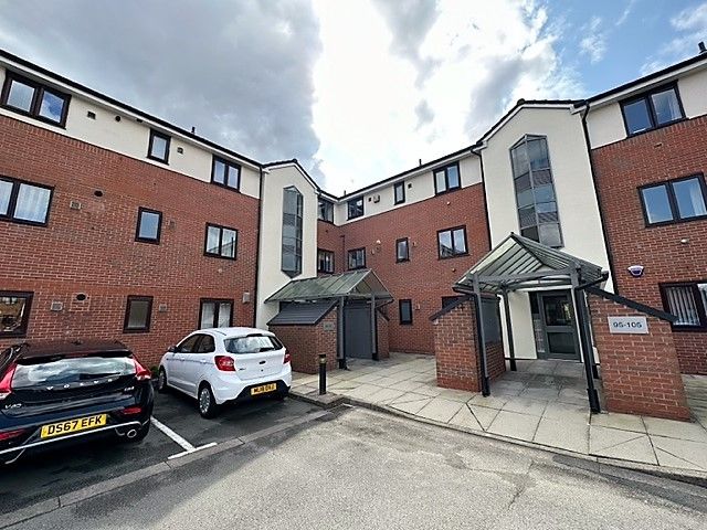 2 bed flat for sale in Dean Court, Bolton BL1, £110,000
