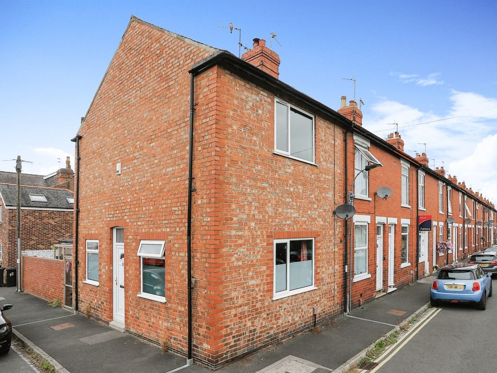 2 bed end terrace house for sale in Yearsley Crescent, York YO31, £240,000