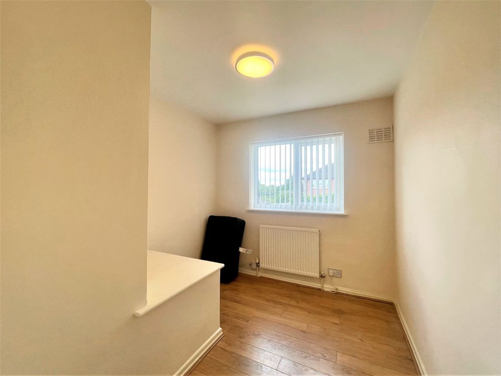 3 bed terraced house for sale in Luton Road, Preston PR2, £219,950