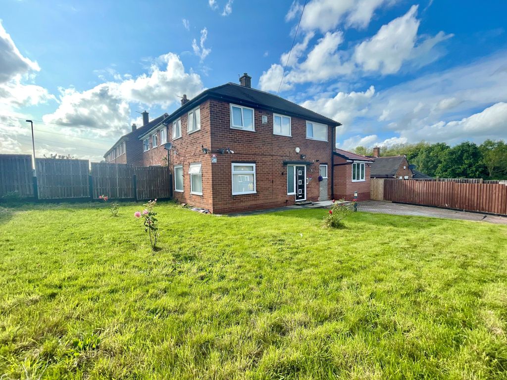 3 bed terraced house for sale in Luton Road, Preston PR2, £219,950