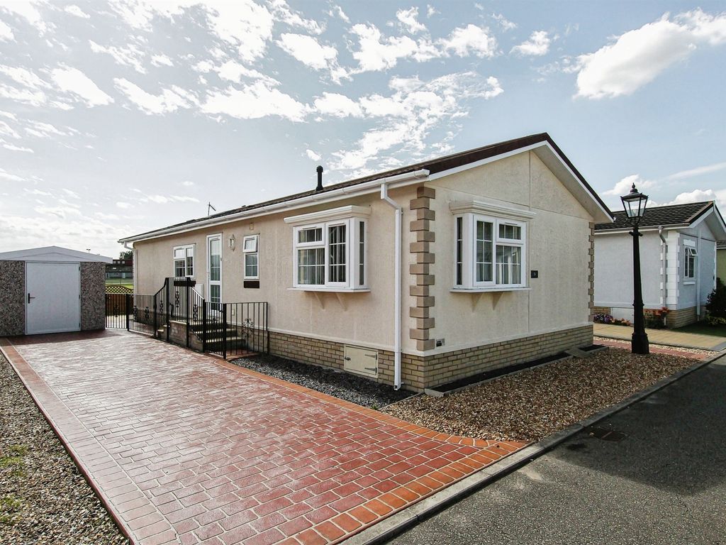 2 bed mobile/park home for sale in Cathedral View Park, Witchford, Ely CB6, £190,000