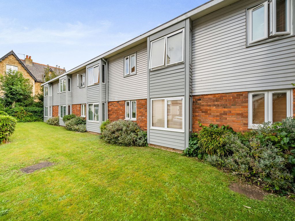 1 bed flat for sale in Guildford, Surrey GU1, £219,950