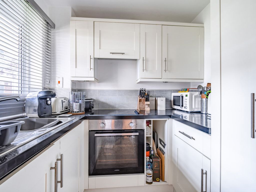 1 bed flat for sale in Guildford, Surrey GU1, £219,950