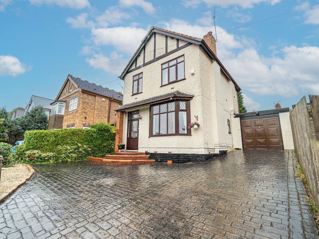 3 bed detached house for sale in Penn Road, Penn, Wolverhampton WV4, £300,000
