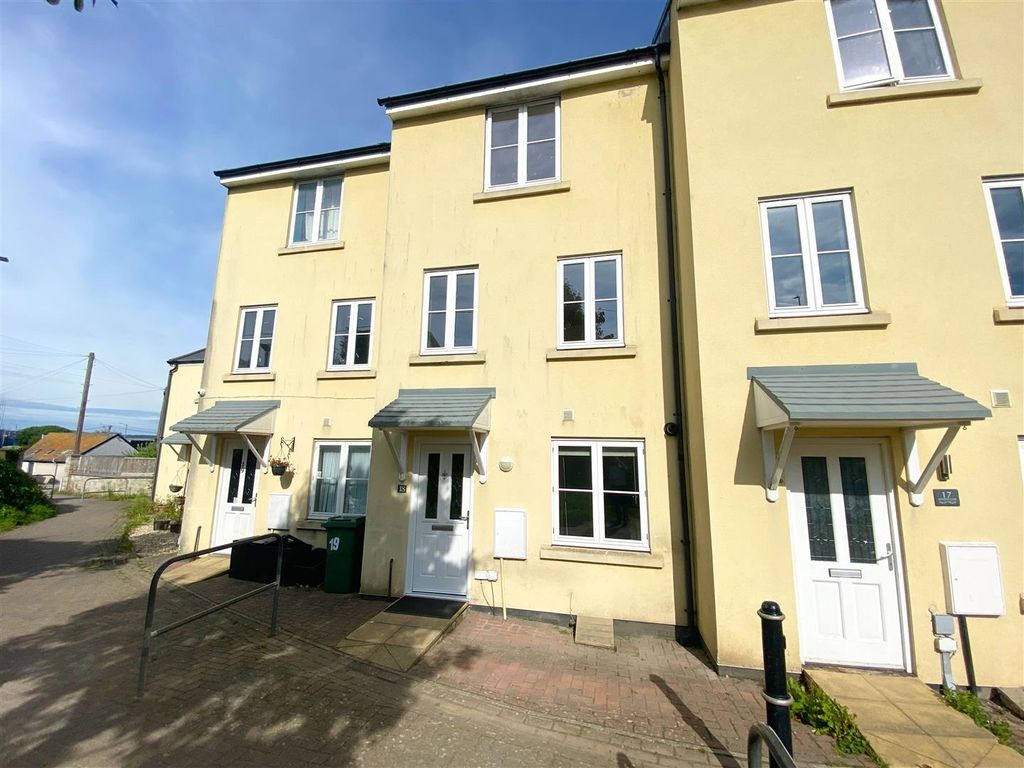 4 bed terraced house for sale in Madison Close, Hayle TR27, £275,000