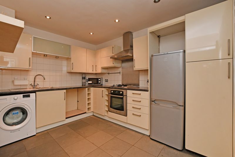 1 bed flat for sale in Chesterfield Road, Dronfield S18, £90,000