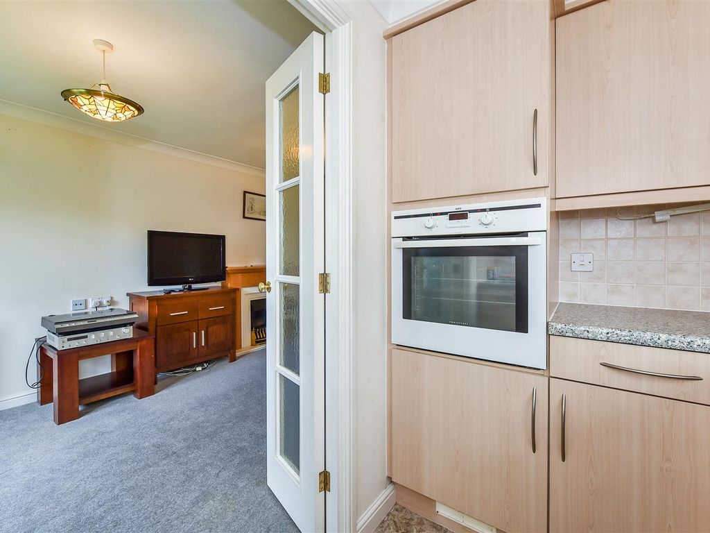 1 bed flat for sale in Old Winton Road, Andover SP10, £125,000