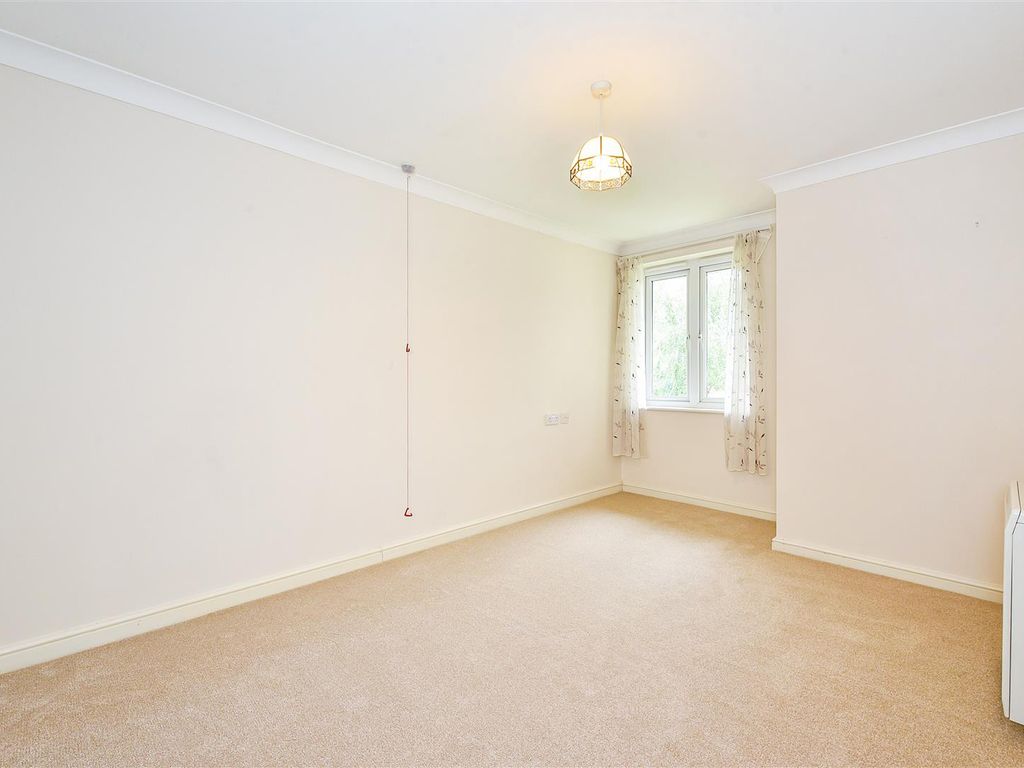 1 bed flat for sale in Old Winton Road, Andover SP10, £125,000