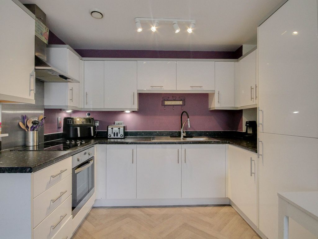1 bed flat for sale in Southernhay Close, Basildon SS14, £200,000
