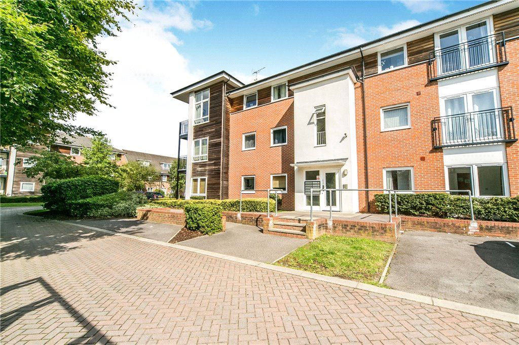 2 bed flat for sale in Meadow Way, Caversham, Reading RG4, £270,000