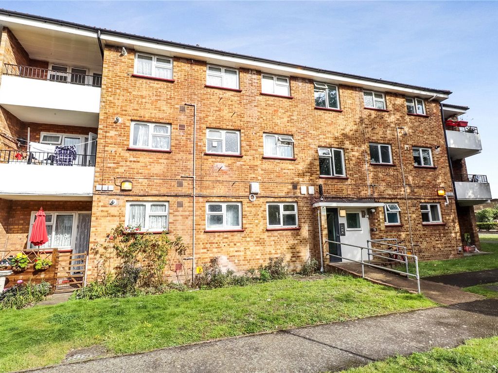 3 bed flat for sale in Woolwich Road, London SE2, £260,000