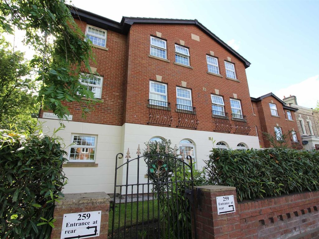 2 bed flat for sale in Walmersley Road, Bury BL9, £110,000