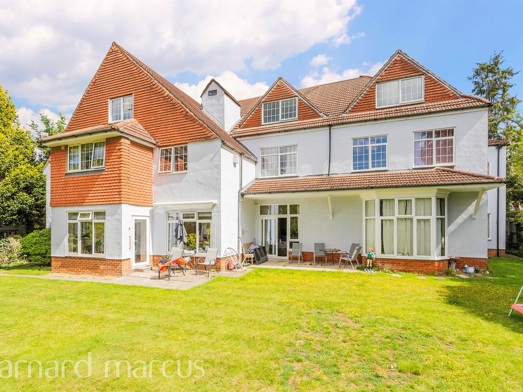 1 bed flat for sale in Burgh Heath Road, Epsom KT17, £260,000