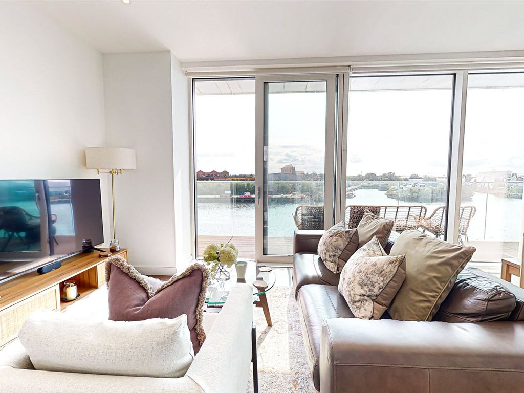 2 bed flat for sale in Lightbox, Media City M50, £330,000