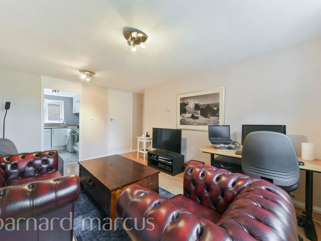 1 bed flat for sale in Staveley Gardens, London W4, £295,000