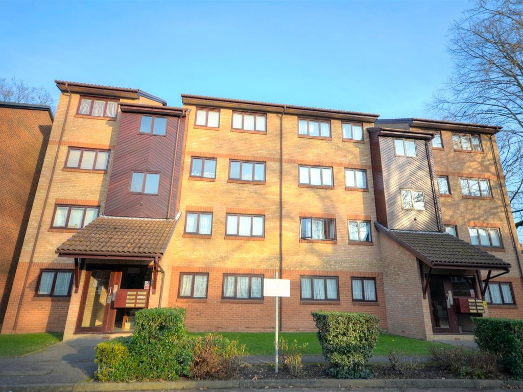 1 bed flat for sale in St. Christophers Gardens, Thornton Heath CR7, £190,000
