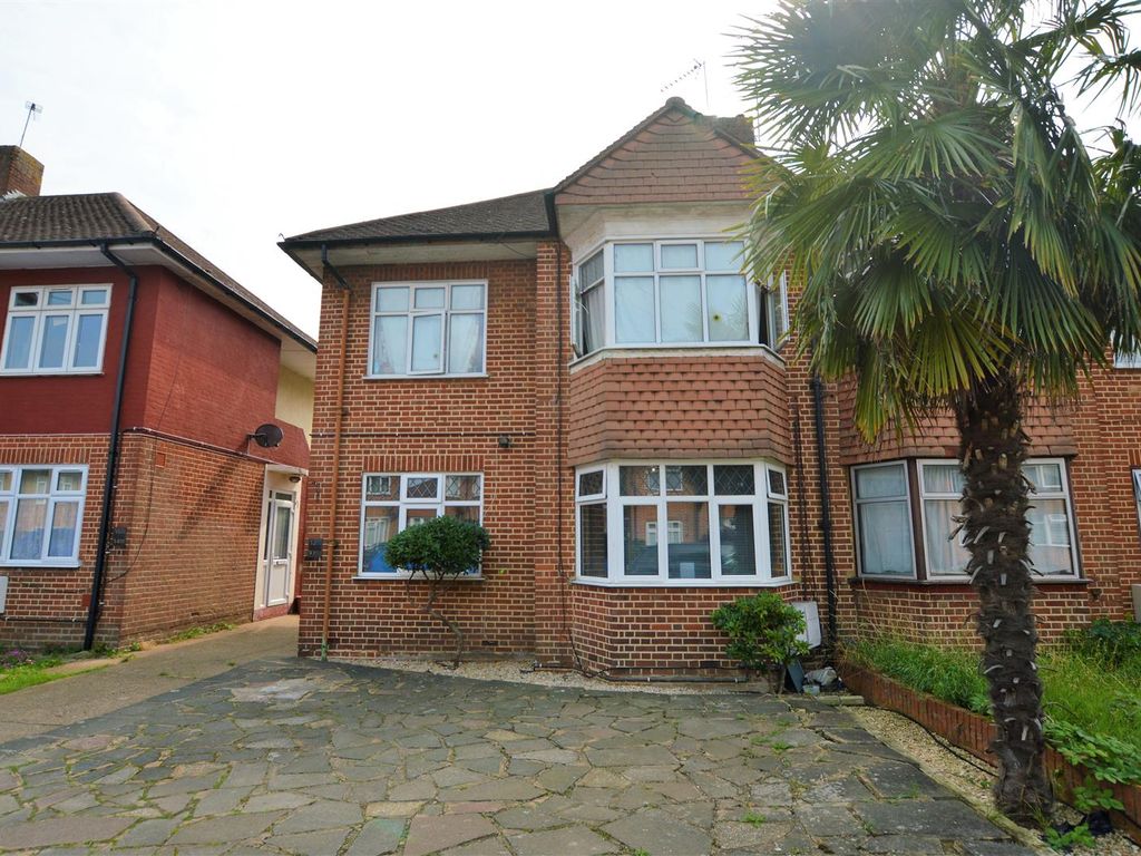2 bed maisonette for sale in Amesbury Road, Feltham TW13, £315,000