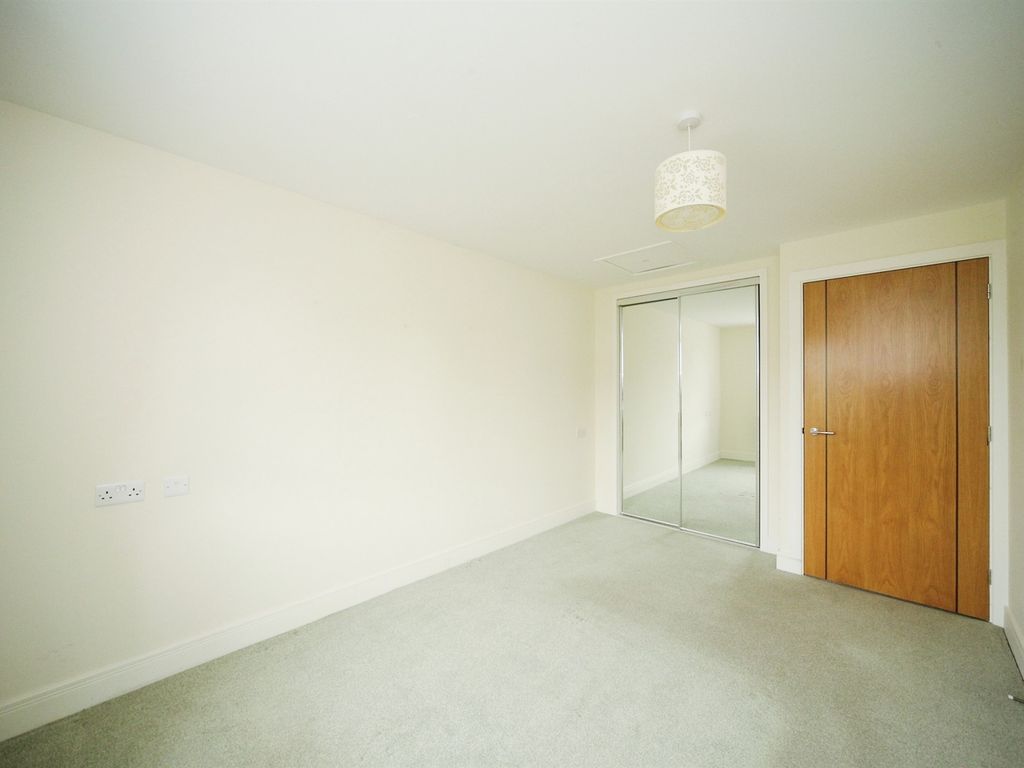 1 bed property for sale in Lucas Gardens, Luton LU3, £175,000