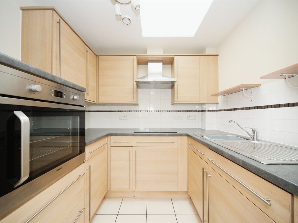 1 bed property for sale in Lucas Gardens, Luton LU3, £175,000