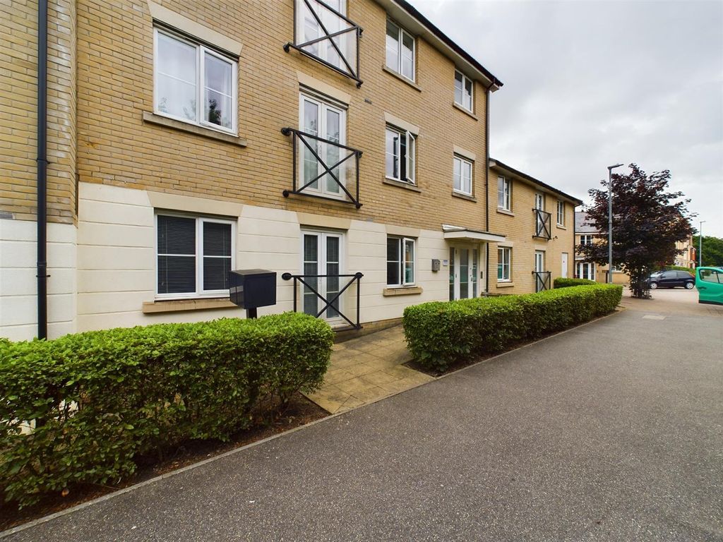 2 bed flat for sale in Burghley Way, Chelmsford CM2, £225,000