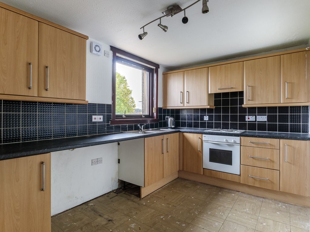 3 bed flat for sale in Bowhouse Road, Grangemouth FK3, £69,000