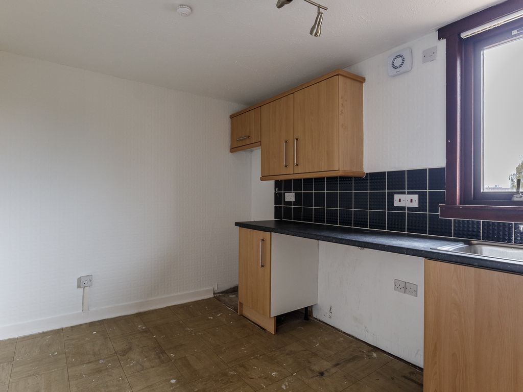 3 bed flat for sale in Bowhouse Road, Grangemouth FK3, £69,000