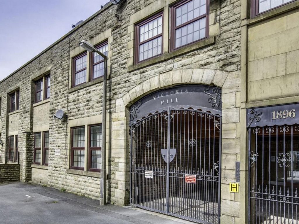 2 bed flat for sale in Victoria Parade, Rossendale BB4, £90,000