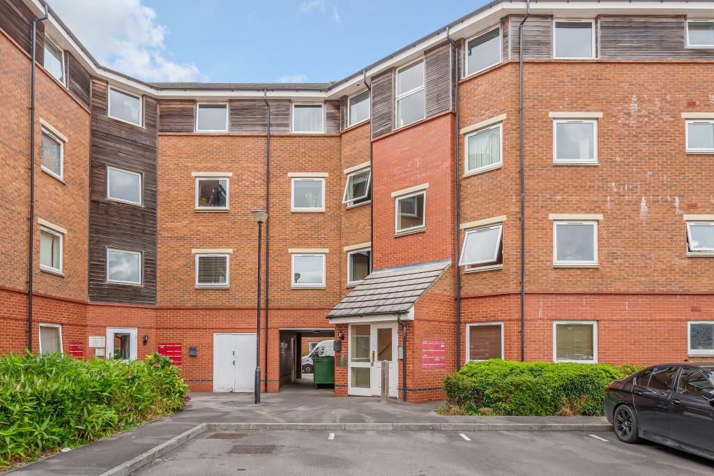 2 bed flat for sale in Swindon, Wiltshire SN1, £140,000