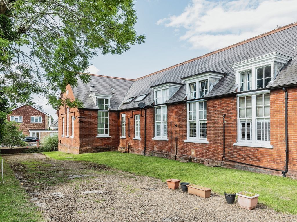 1 bed flat for sale in Old School Court, Poplar Road, Leatherhead, Surrey KT22, £225,000