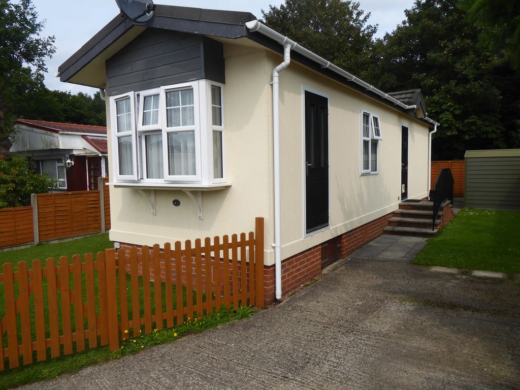 1 bed mobile/park home for sale in Surrey Hills Park, Boxhill Road, Boxhill, Nr Dorking, Surrey KT20, £135,000
