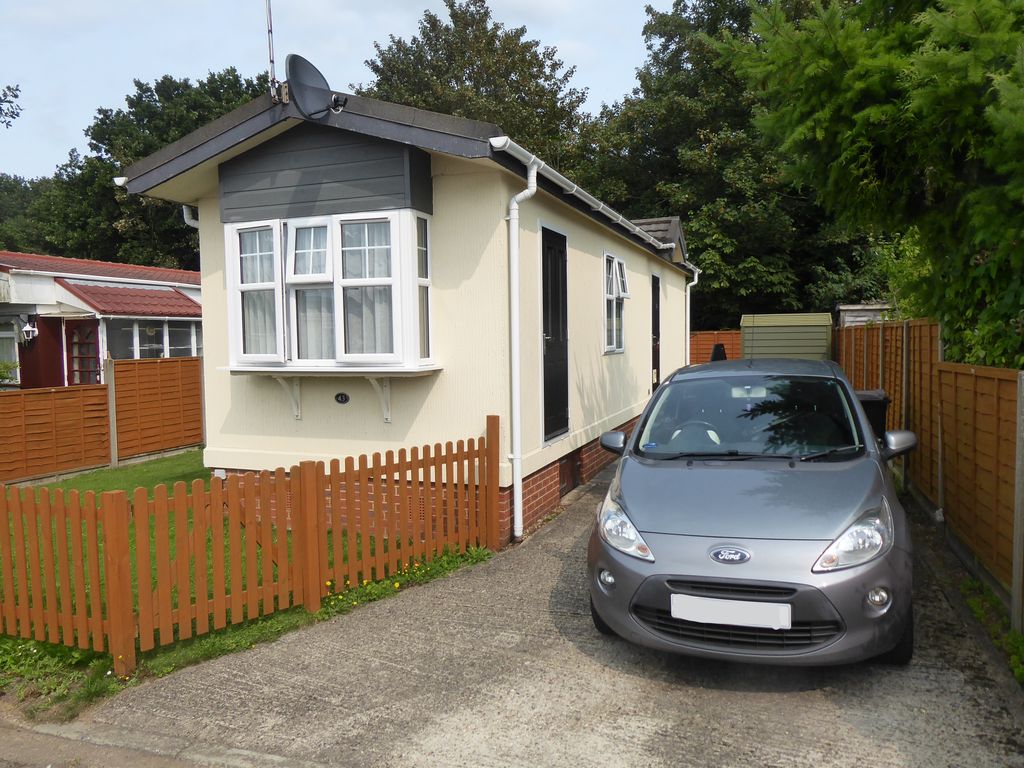 1 bed mobile/park home for sale in Surrey Hills Park, Boxhill Road, Boxhill, Nr Dorking, Surrey KT20, £135,000
