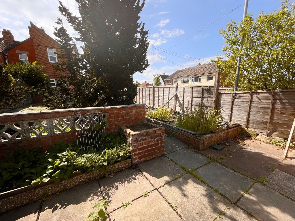 3 bed end terrace house for sale in Drynham Road, Trowbridge BA14, £225,000