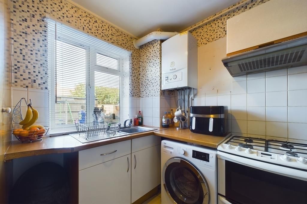 2 bed flat for sale in Fullerton Close, Southampton SO19, £140,000