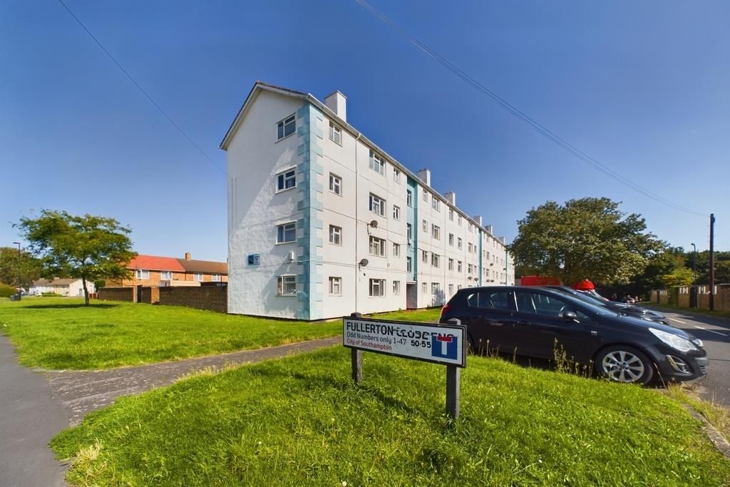2 bed flat for sale in Fullerton Close, Southampton SO19, £140,000
