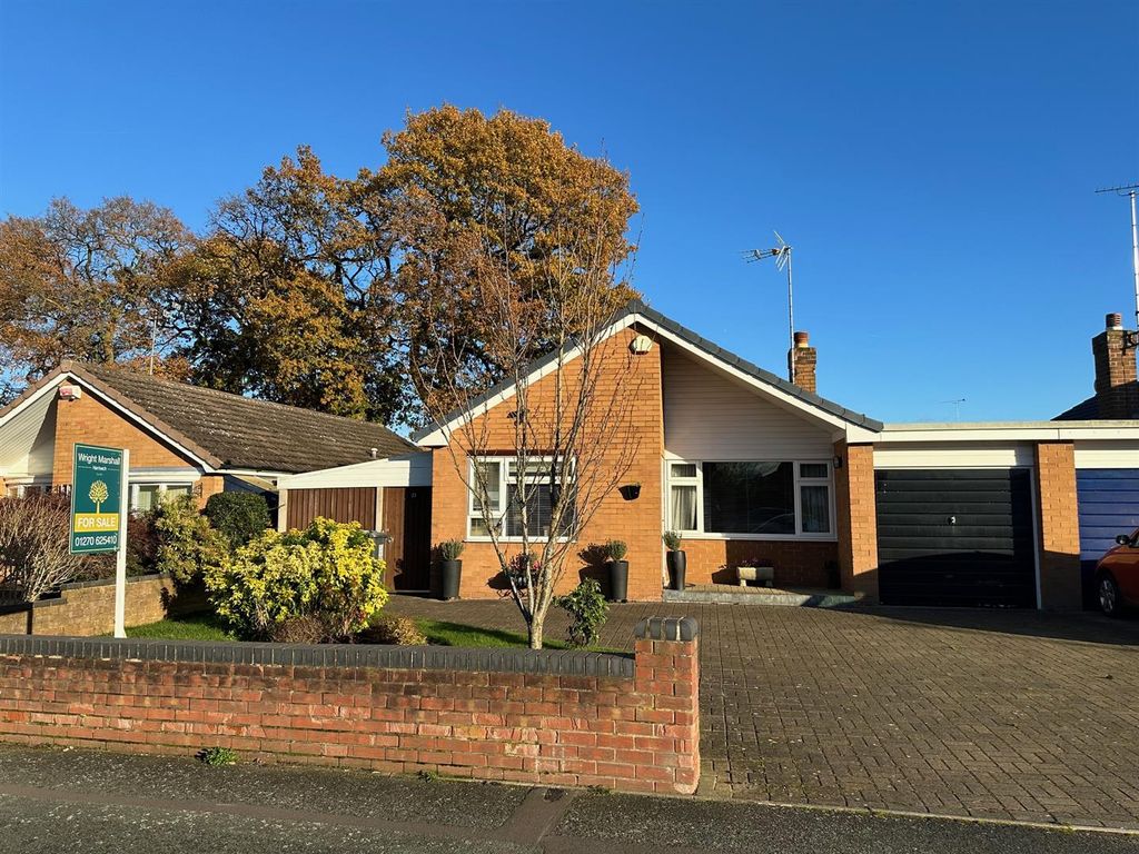 2 bed bungalow for sale in Murrayfield Drive, Willaston, Cheshire CW5, £325,000