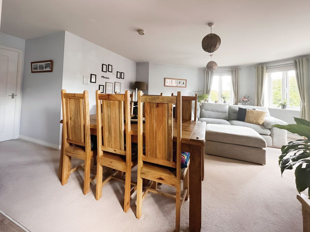 2 bed flat for sale in Rutland Court, Leeds LS12, £150,000