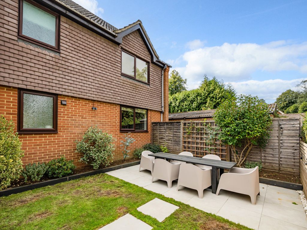 1 bed flat for sale in The Beeches, Bramley, Guildford GU5, £250,000