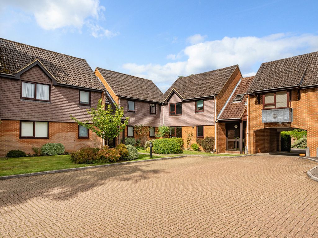 1 bed flat for sale in The Beeches, Bramley, Guildford GU5, £250,000