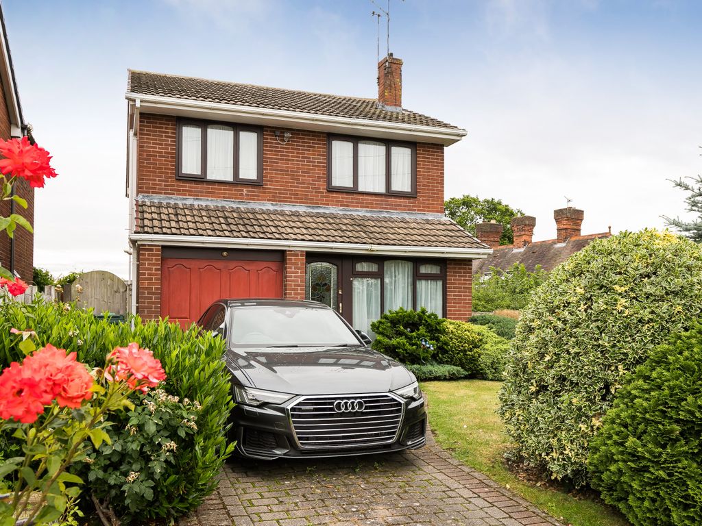 4 bed detached house for sale in Highcliffe Avenue, Chester CH1, £325,000