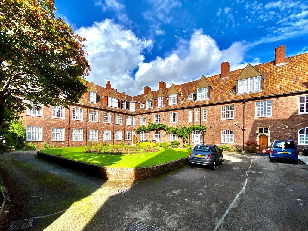 2 bed flat for sale in Clewer Court, Newport NP20, £159,950