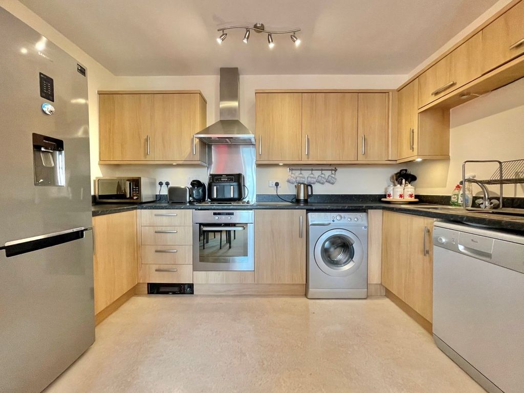 2 bed flat for sale in Kingswood Place, Norwich Avenue West, Bournemouth BH2, £235,000