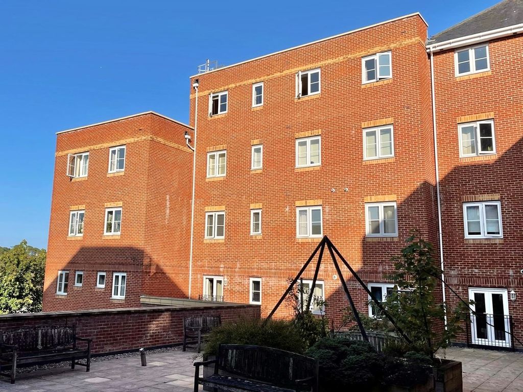 2 bed flat for sale in Kingswood Place, Norwich Avenue West, Bournemouth BH2, £235,000